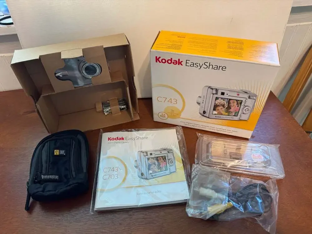 New Kodak EasyShare C743 7.1MP Zoom Digital Camera in Original Box with Accessor
